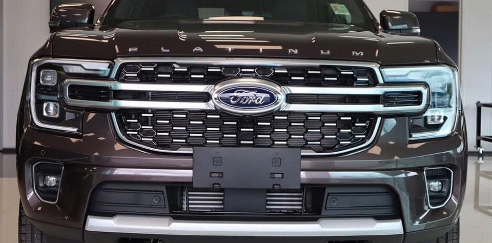 Ngoại thất Ford Everest Platinum đậm chất quyền lực.